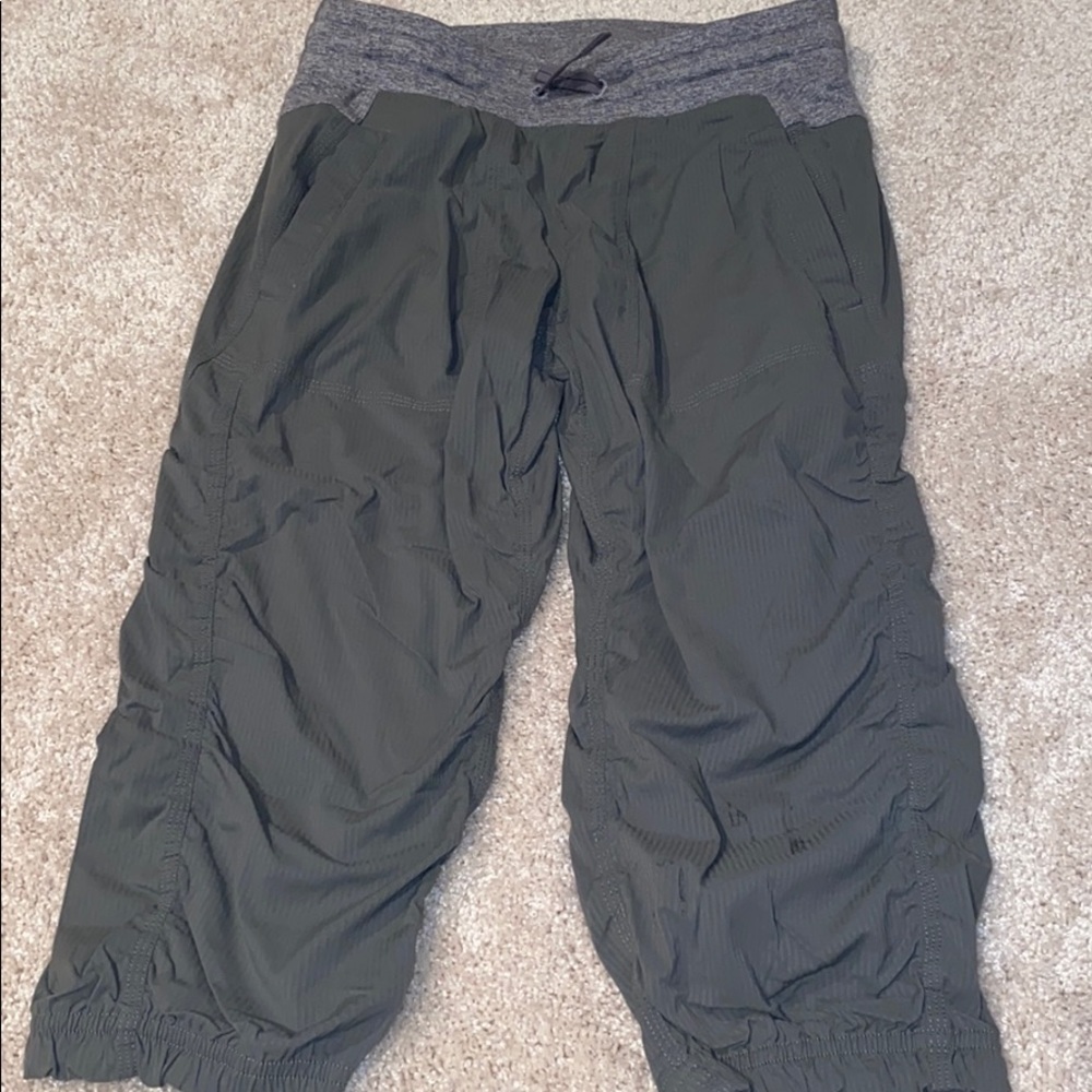 Aviva Capri workout pant